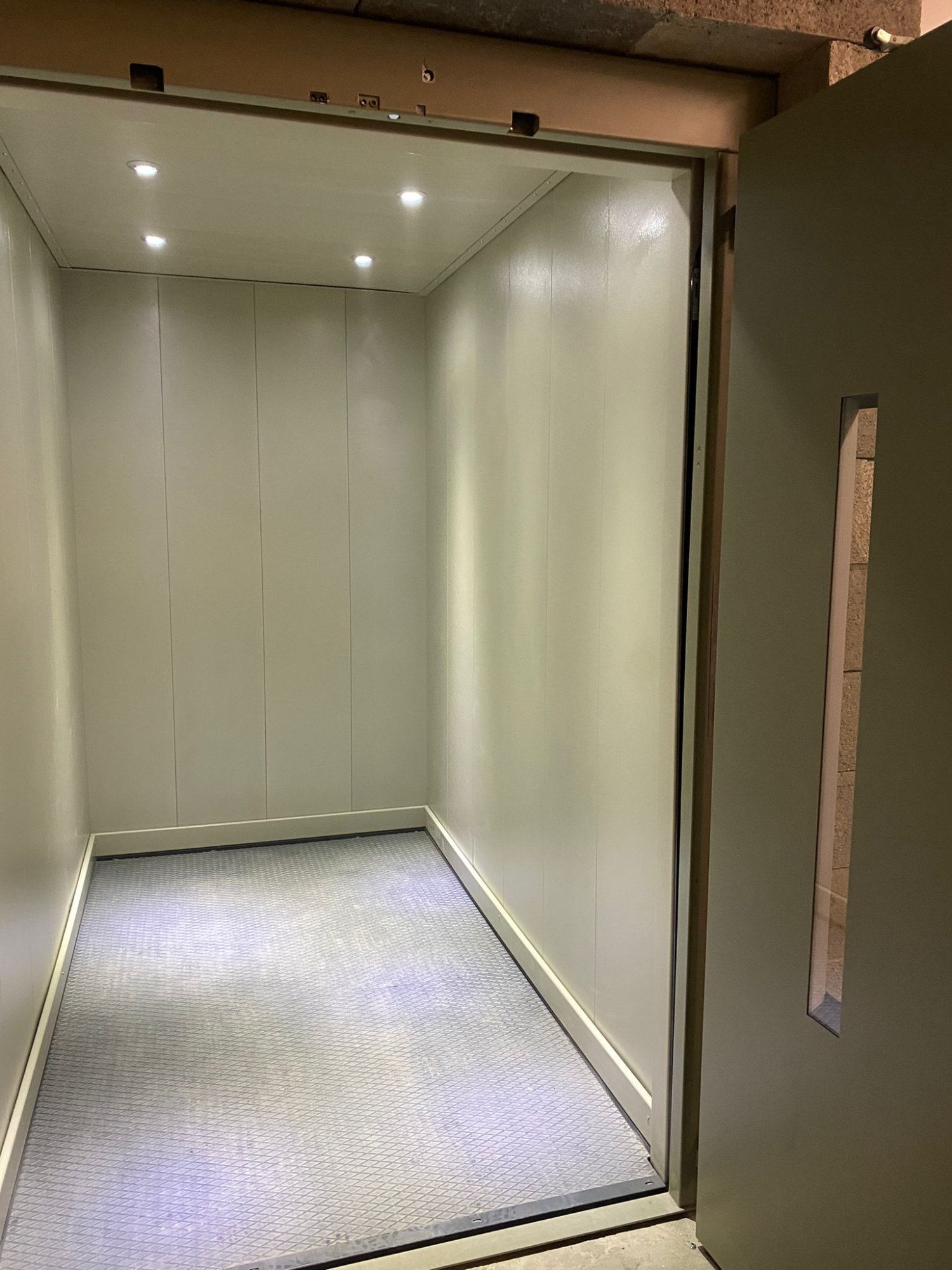 Cabine monte-charge accompagné rénové