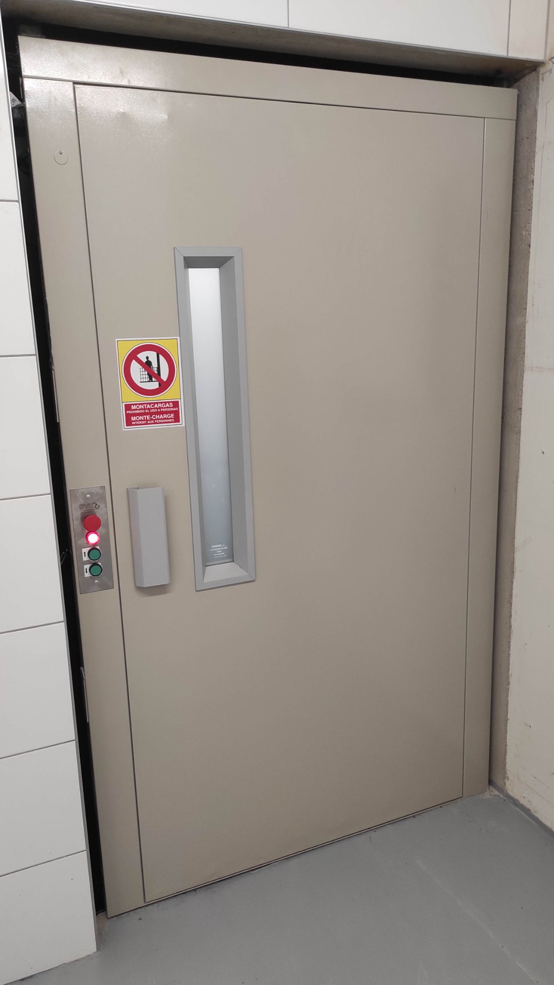 Monte-charge cuisine professionnelle porte palière