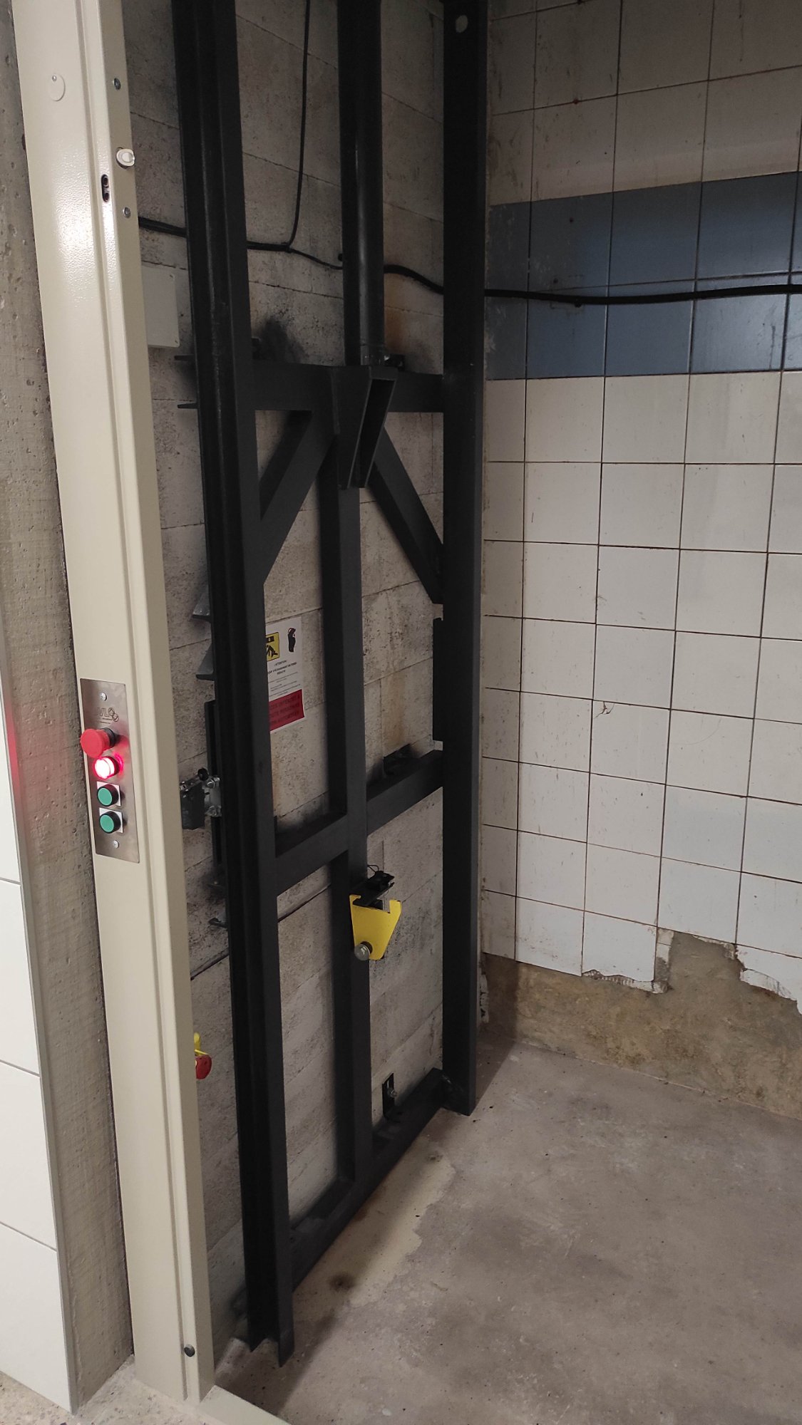 Maintenance structure monte-charge cuisine professionnelle