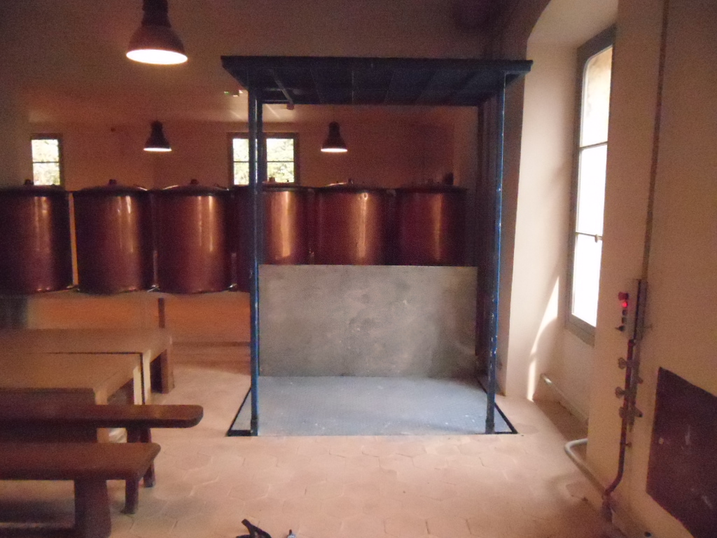 Monte-charge trappe embarquée distillerie