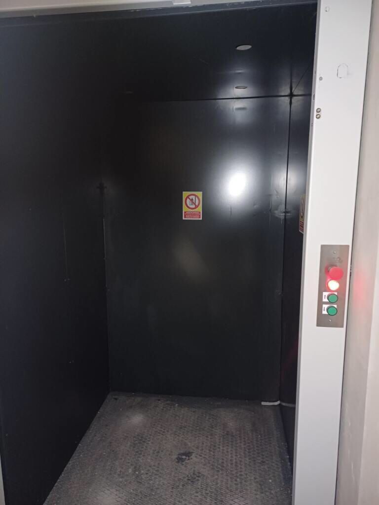 Cabine monte-charge modernisée