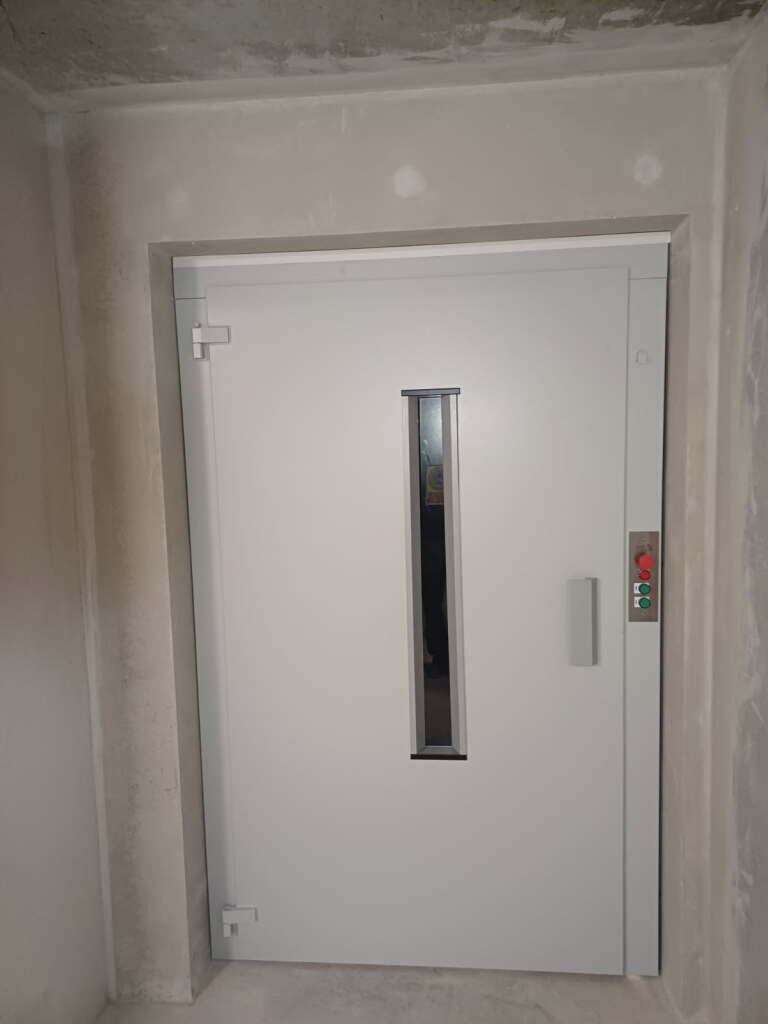 Monte-charge porte palière blanche oculus