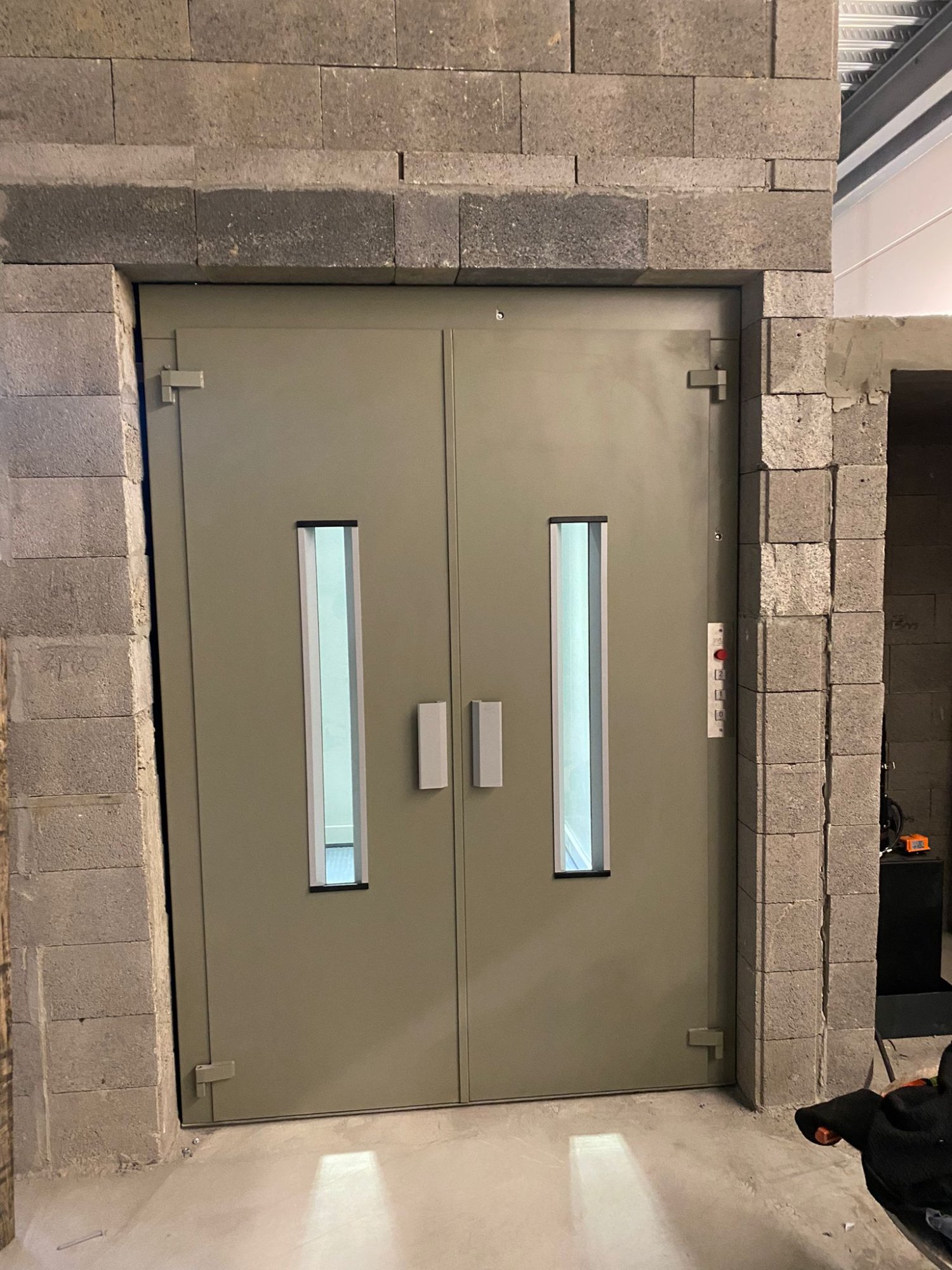 Monte-charge accompagné portes 2 vantaux oculus