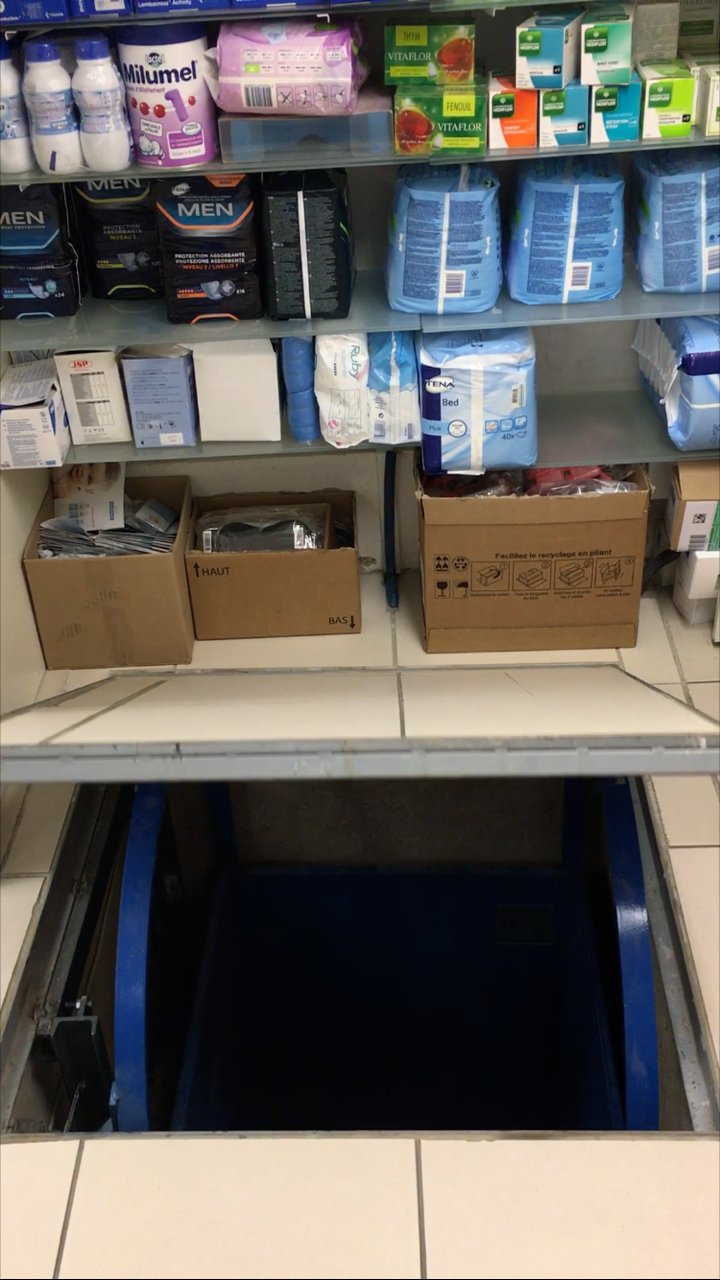 Monte-charge trappe Pharmacie Lafayette